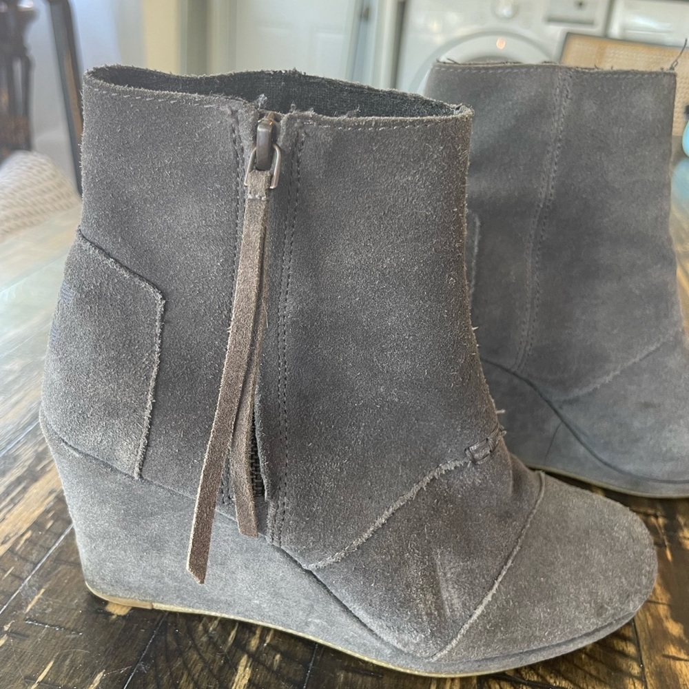TOMS π Suede Grey Zipper Tassel Wedge Heel Boots - Size 7.5 - Picture 5 of 12